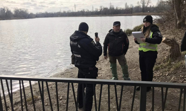 На  Оболоні в озеро Богатирське скинули нафтопродукти