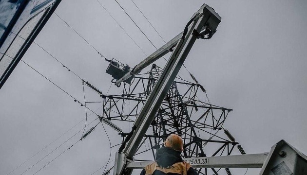 На Рівненщині внаслідок падіння уламків пошкоджена електроопора