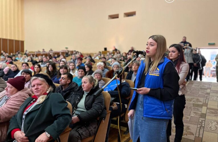 На зустріч із омбудсменом у Чернівцях прийшли майже 300 родичів військовослужбовців