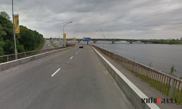 На з’їзді із Дніпровського узвозу на Набережне шосе до 20 травня обмежуватимуть рух