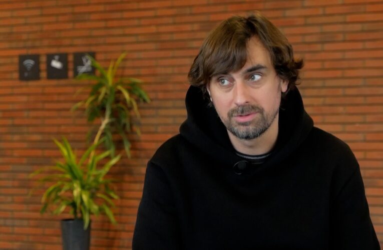 «Нам треба “верстати” зброї, українського кіно, театру, культури», — актор Олексій Гнатковський