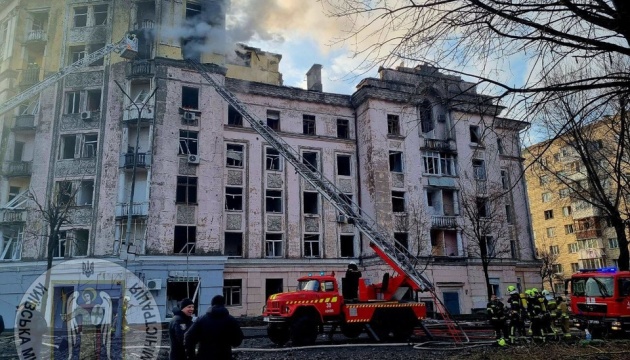 naslidki rosijskoyi raketnoyi ataki rjatuvalniki pracjujut u troh rajonah kiyeva 035f3bf