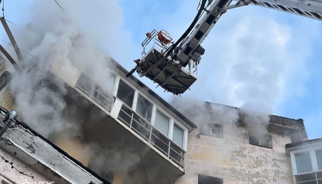 naslidki rosijskoyi raketnoyi ataki rjatuvalniki pracjujut u troh rajonah kiyeva 8f77e7d