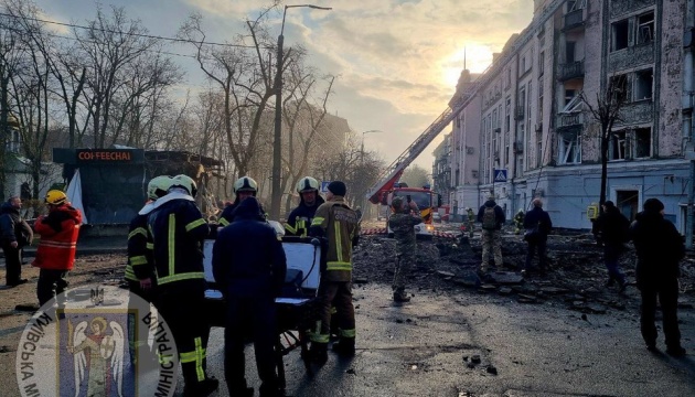 naslidki rosijskoyi raketnoyi ataki rjatuvalniki pracjujut u troh rajonah kiyeva deb96a0