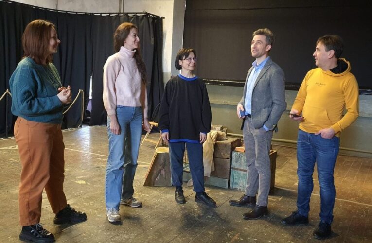 Прем’єра двомовної вистави: Чернівецький драмтеатр оприлюднив афішу на квітень