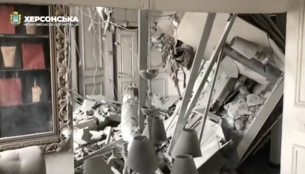 Росіяни зранку обстріляли Херсон, поцілили у салон краси