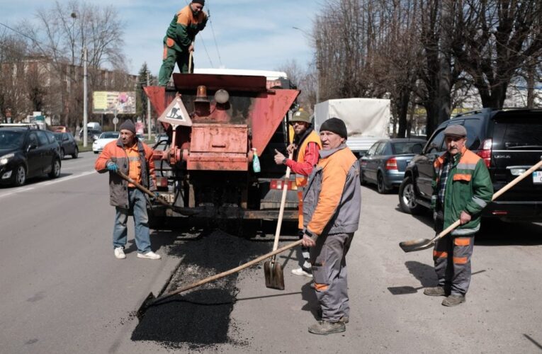 У Чернівцях розпочали ямковий ремонт: на яких вулицях