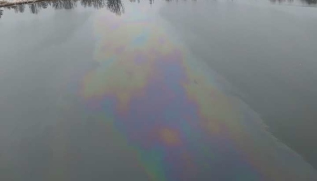 У Києві в озеро Богатирське скинули нафтопродукти