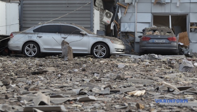 u kiyevi vnaslidok raketnoyi ataki poshkodzheni shist shkil ta ditsadkiv baaa03b