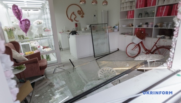 u kiyevi vnaslidok raketnoyi ataki poshkodzheni shist shkil ta ditsadkiv e886582