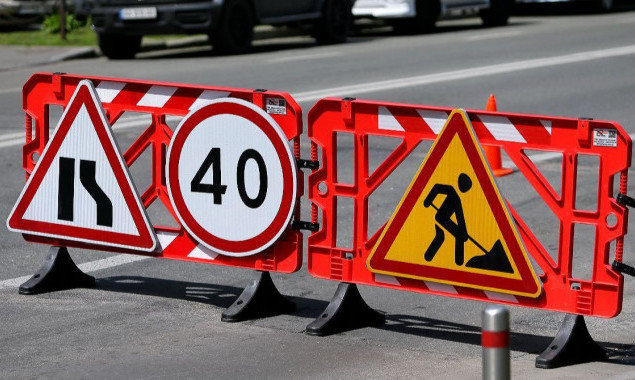 У Києві з наступного тижня обмежать рух транспорту і пішоходів естакадним з’їздом із Дніпровського узвозу на Набережне шосе (схема)