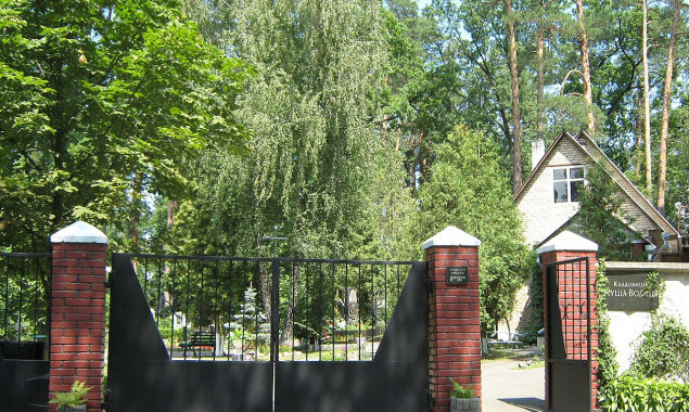 У Пущі-Водиці доглядача кладовища викрили на виплаті &ldquo;мертвим душам&rdquo; понад 1,5 млн гривень