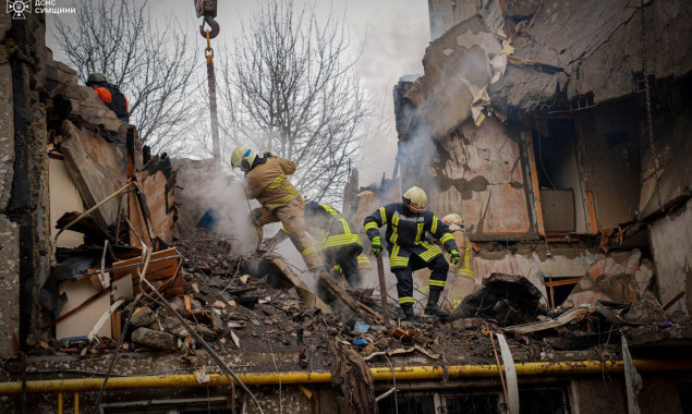 У Сумах з-під завалів багатоповерхівки деблокували тіло третьої жертви російського терористичного удару (фото, відео)