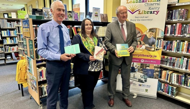 В Ірландії відкрили третю Українську книжкову поличку