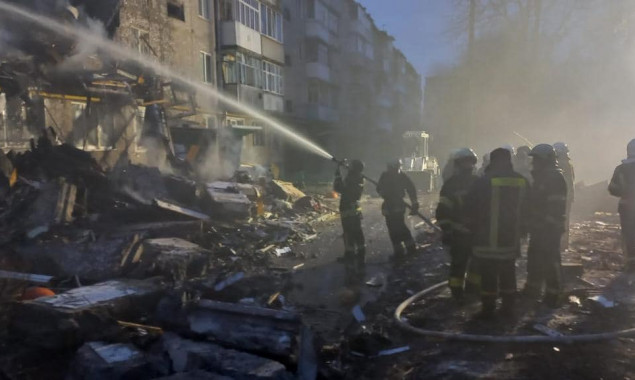 Внаслідок ракетного удару по житловому будинку у Сумах вже відомо про двох загиблих