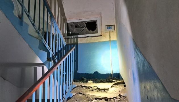 Ворог ввечері вдарив по Нікополю - пошкоджені багатоповерхівка та підприємство