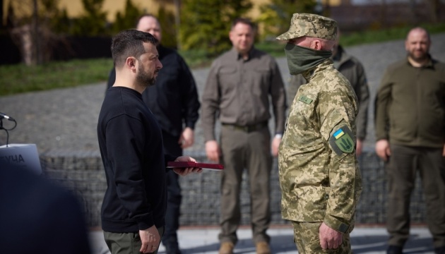 zelenskij vzjav uchast u pidnjatti prapora v buchi ta vruchiv nagorodi 06a80b3