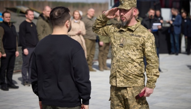 zelenskij vzjav uchast u pidnjatti prapora v buchi ta vruchiv nagorodi 1a9a8b6