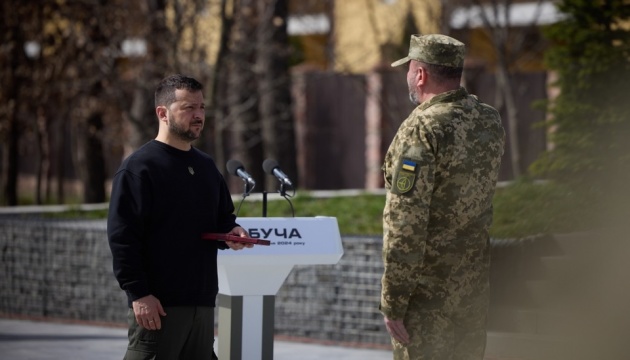 zelenskij vzjav uchast u pidnjatti prapora v buchi ta vruchiv nagorodi f6af5ea