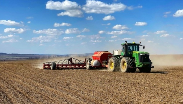 Аграрії Хмельниччини почали сівбу кукурудзи та цукрового буряка