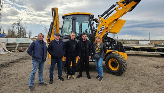 Американські благодійники передали громаді Херсонщини екскаватор-навантажувач