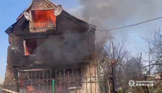 «Білі янголи» евакуювали з Красногорівки двох важкопоранених і подружжя