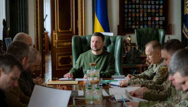Дрони та РЕБ: Зеленський провів нараду з військовими й урядовцями