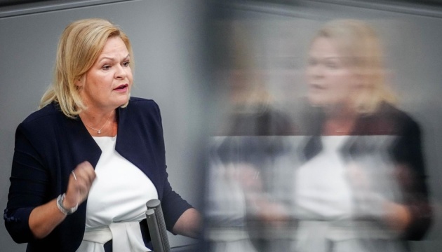 Глава МВС Німеччини пригрозила депортацією іноземцям-правопорушникам