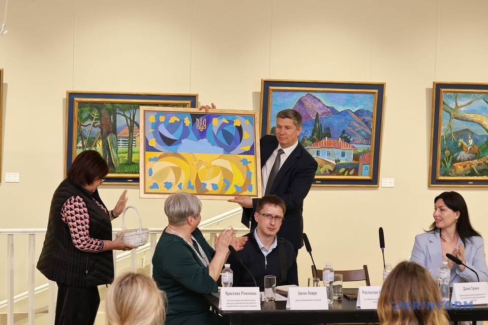 karandyeyev vidvidav hudozhnij muzej v odesi ta zustrivsja z dijachami mistectva 46e6ae3