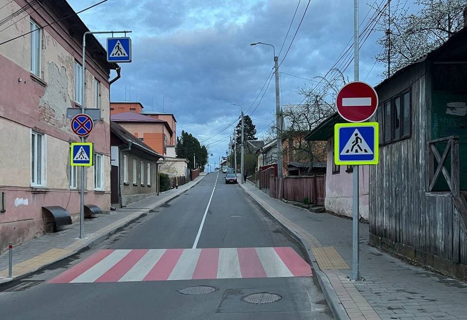 На частині вулиці Кармелюка запровадили односторонній рух 11 На частині вулиці Кармелюка запровадили односторонній рух