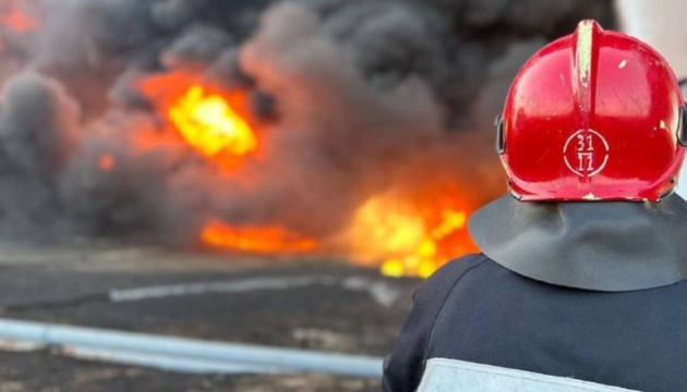 На Київщині внаслідок падіння уламків загорівся ангар