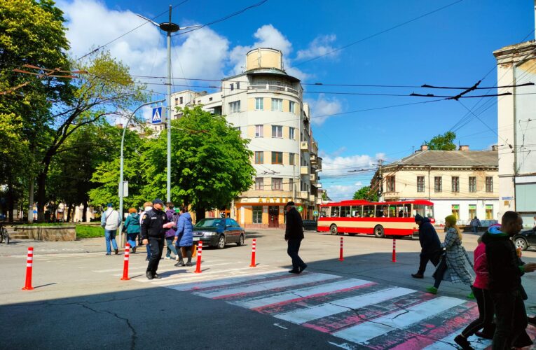На перехресті вулиць Університетської та Бандери встановили делінеатори