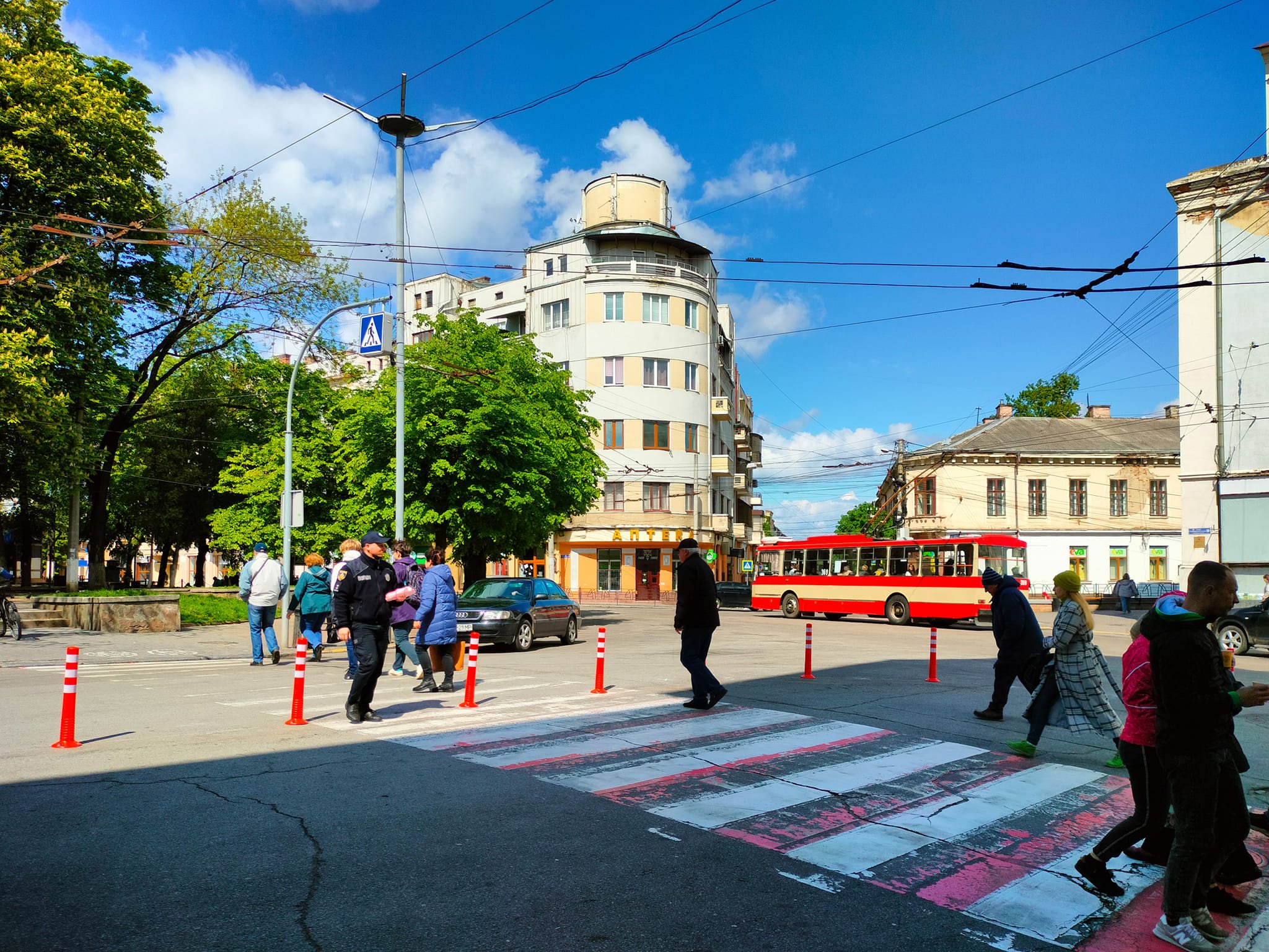 На перехресті вулиць Університетської та Бандери встановили делінеатори