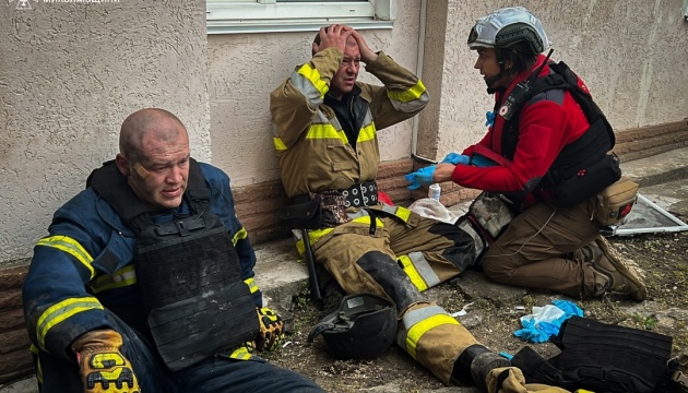 На пожежі в Миколаєві постраждали п’ятеро рятувальників 