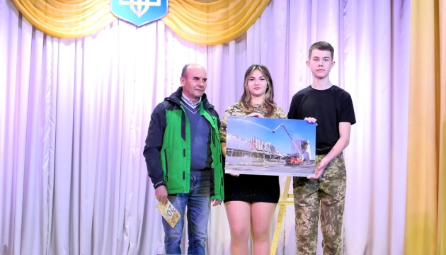 na prikarpatti pid chas blagodijnogo aukcionu zibrali ponad ₴200 tisjach dlja zsu 8a8c6ab