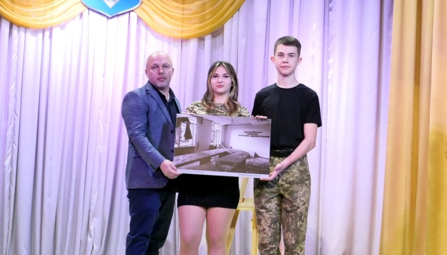 7/9: На Прикарпатті зібрали понад ₴200 тисяч для ЗСУ / Фото: Тисменицька міська рада na prikarpatti pid chas blagodijnogo aukcionu zibrali ponad ₴200 tisjach dlja zsu ae6b40f