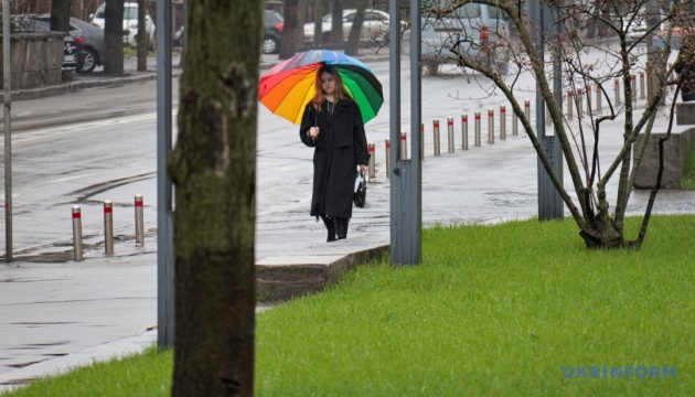 На вихідних в Україні дощитиме, на сході вдень до +22°