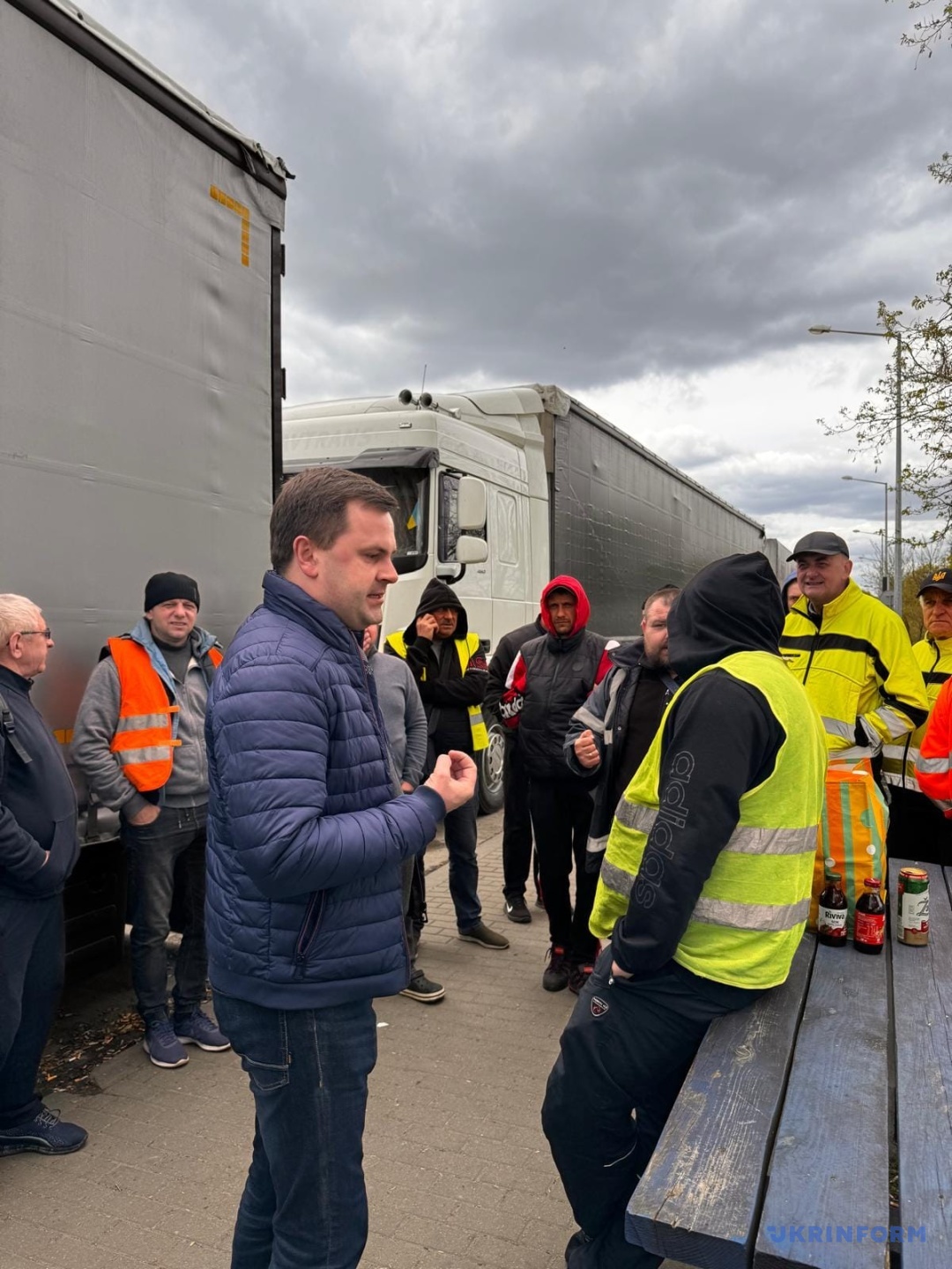 poljaki bez pereshkod propuskajut gumdopomogu avtobusi j avtivki genkonsul ukrayini 3a1713c