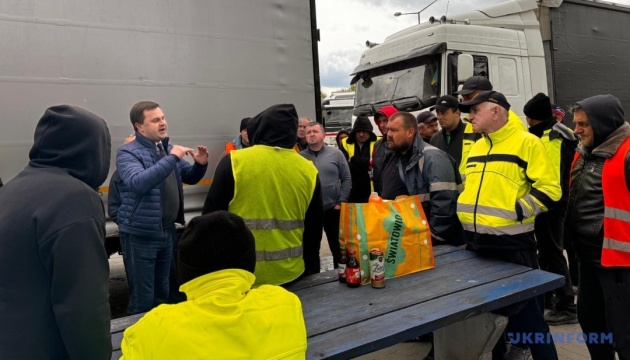 Поляки без перешкод пропускають гумдопомогу, автобуси й автівки - генконсул України