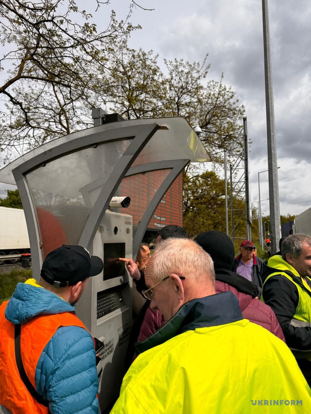 poljaki bez pereshkod propuskajut gumdopomogu avtobusi j avtivki genkonsul ukrayini 80643c4