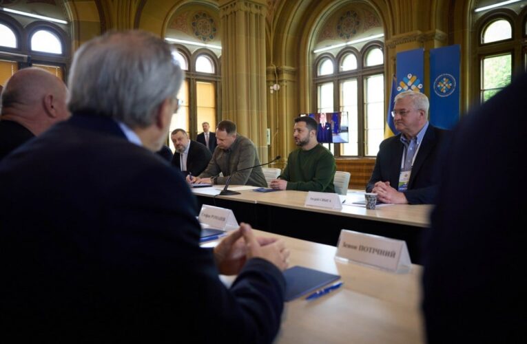 Президент України у Чернівцях зустрівся із делегацією Світового конгресу українців