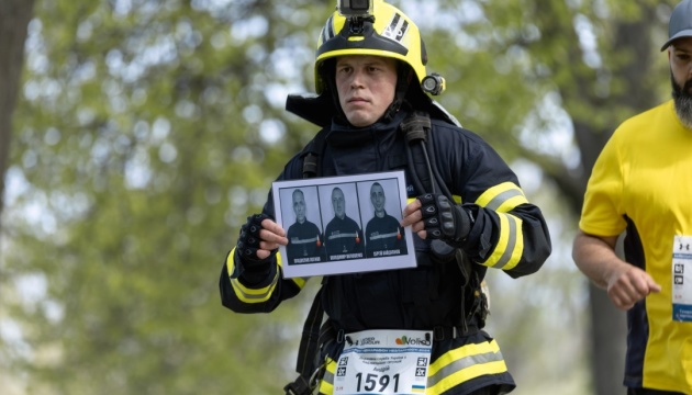 Рятувальник з Полтави під час Київського півмарафону присвятив забіг загиблим колегам-харків'янам 