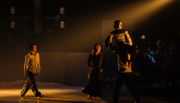 tancjuvalna vistava dim pro vimushenu migraciju povertayetsja na kiyivsku scenu ec925d3