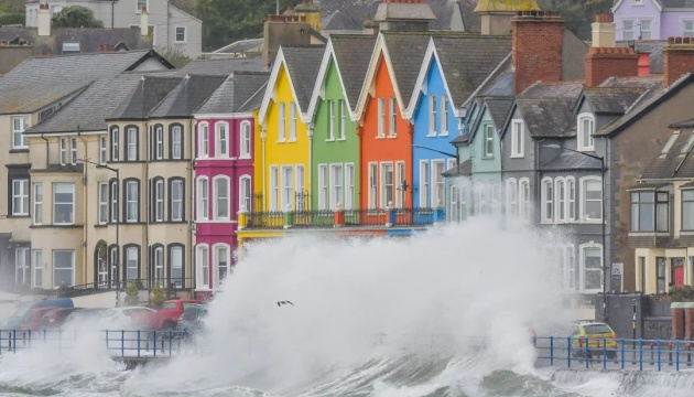 У Британії та Ірландії пронісся шторм «Кетлін», який призвів до скасування авіарейсів і знеструмлень