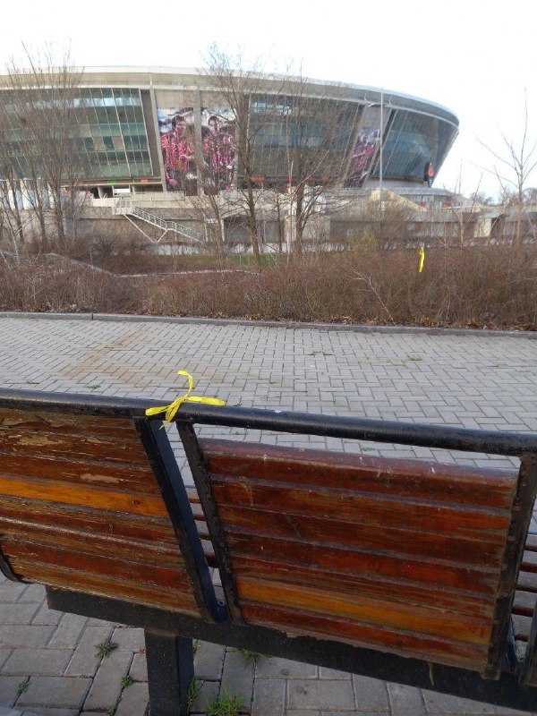 u centri donecka bilja stadionu donbas arena zjavilisja simvoli sprotivu okupantam 8372420