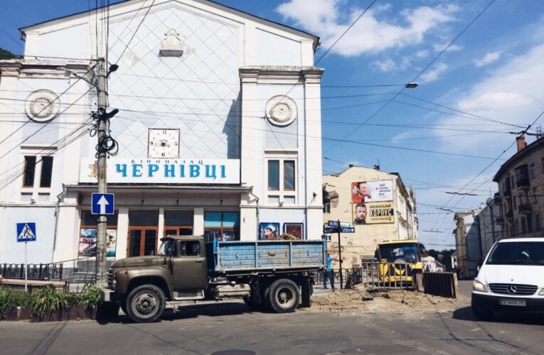 У Чернівцях зі стовпів демонтують усі самовільно встановлені кабелі та камери спостереження