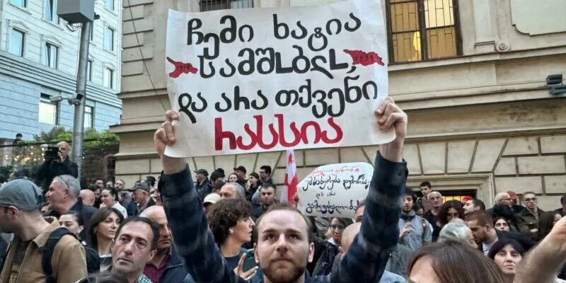 u gruziyi znovu mitingujut proti zakonu pro inoagentiv parlament otochila policija 322f1b6