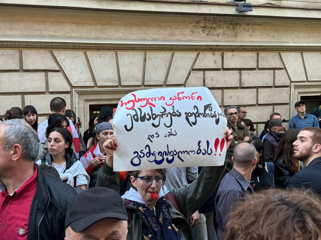 u gruziyi znovu mitingujut proti zakonu pro inoagentiv parlament otochila policija 72d5bce