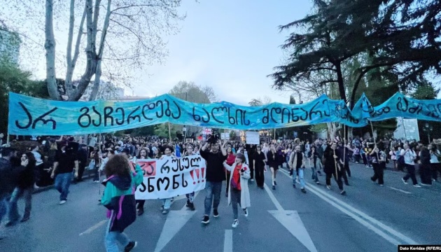 У Грузії знову мітингують проти закону про «іноагентів» - парламент оточила поліція