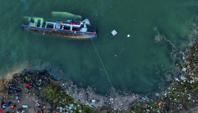 У Китаї внаслідок аварії екскурсійного човна загинули 12 людей
